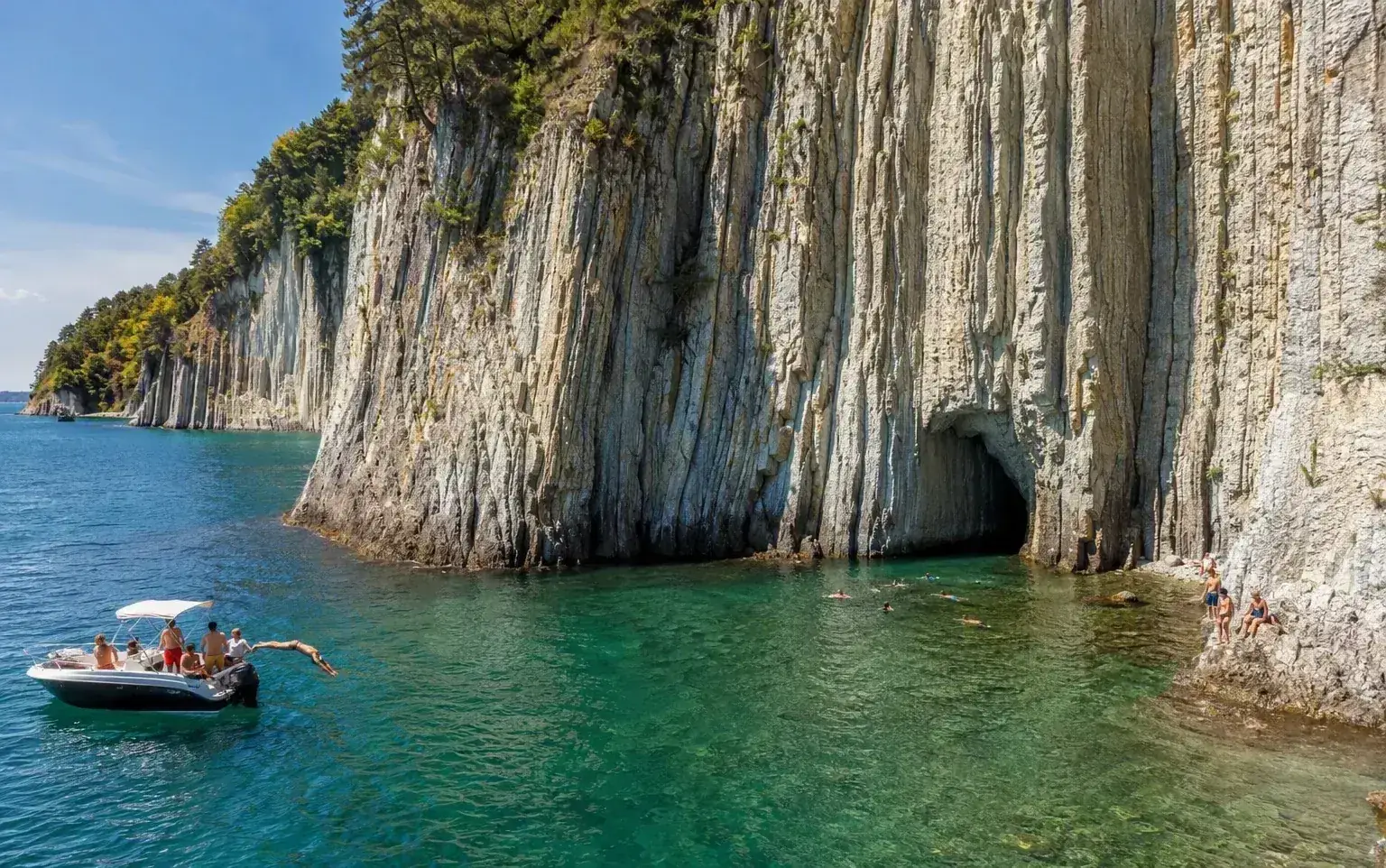 Купание у скалы Киселёва — прозрачная бирюзовая вода и гроты